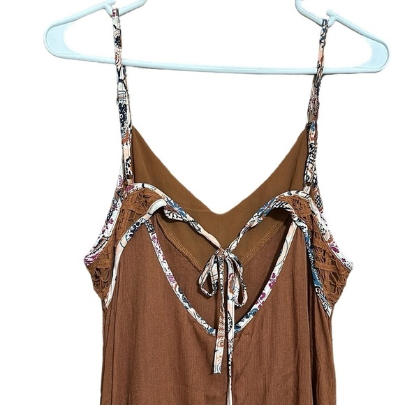 Gimmicks by BKE Lace Trim Embroidered Asymmetrical Hem Tank Top Size M NWT - Picture 3 of 8